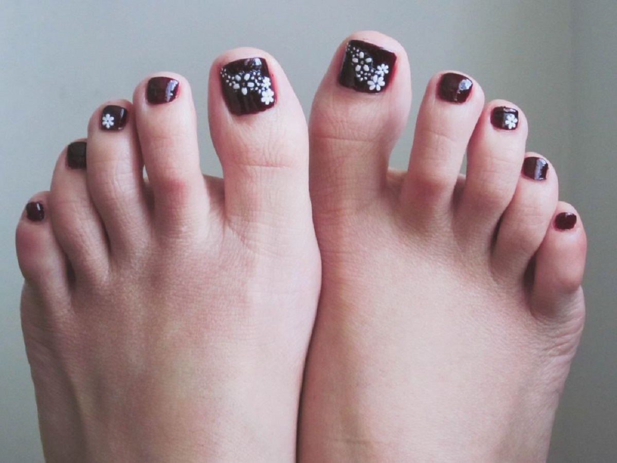Five Dot Flowers On Toe Nails