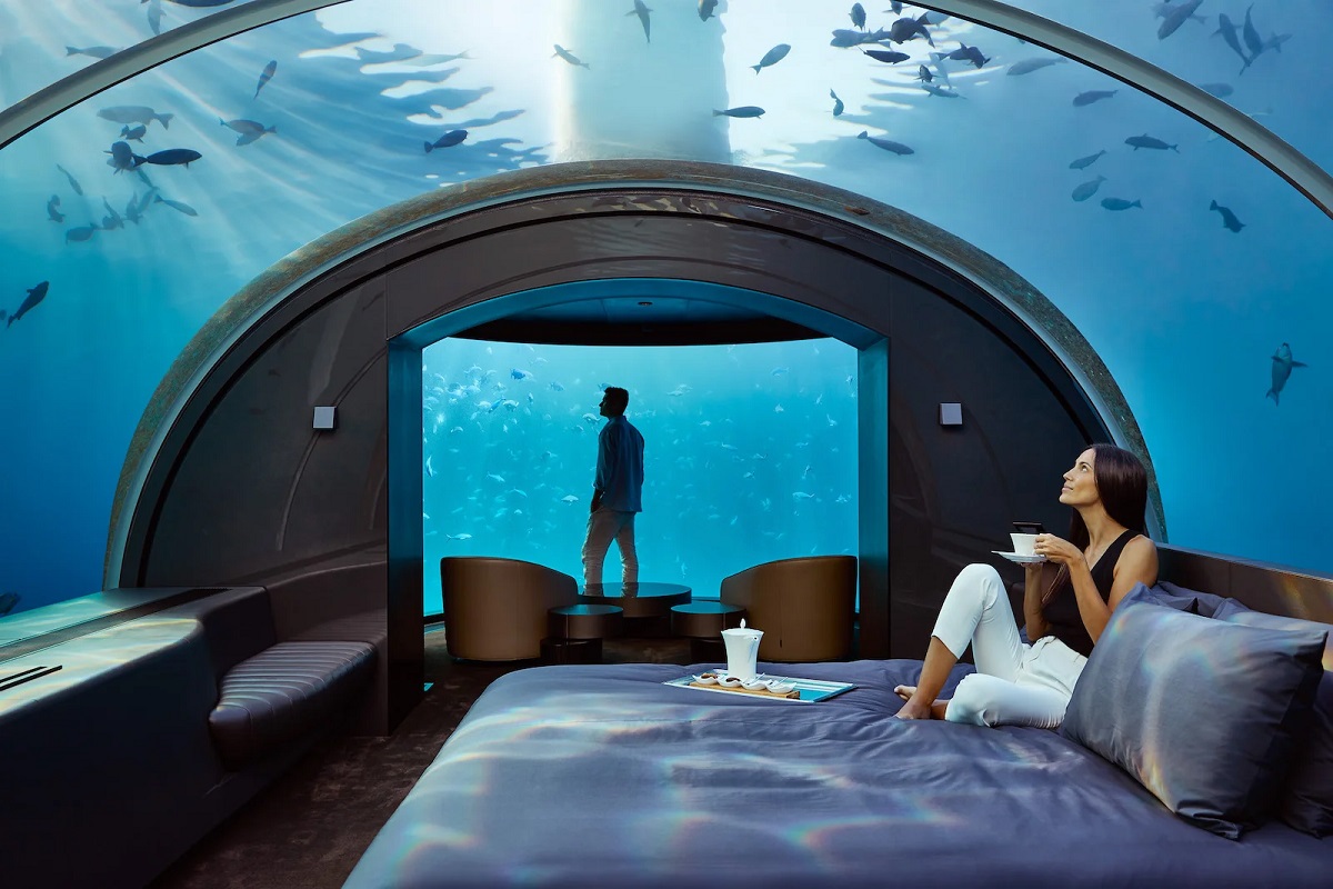 THE-MURAKA_Undersea-Bedroom_Couple_Day