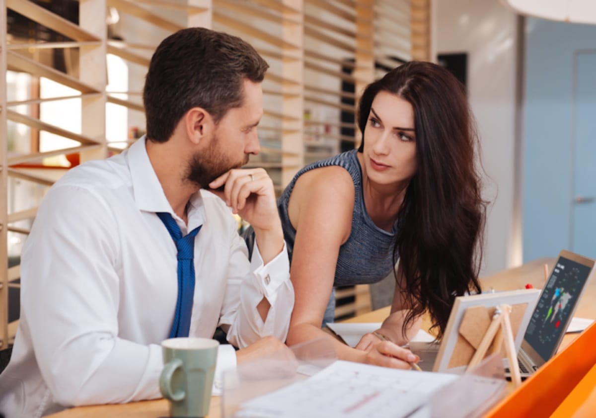 12 Amusing Signs Your Boss Secretly Likes You chashmak