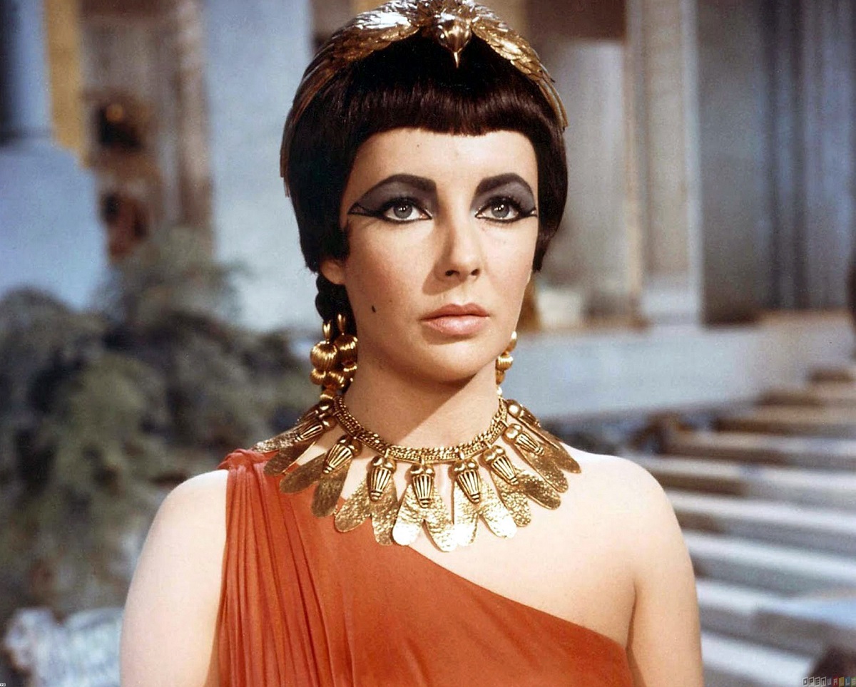 Cleopatra Halloween makeup look
