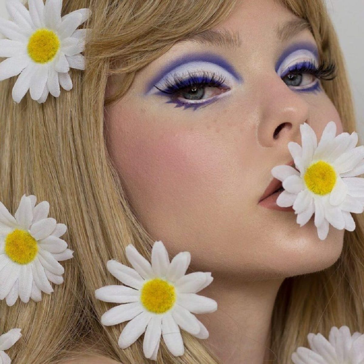 60s girl Halloween makeup idea