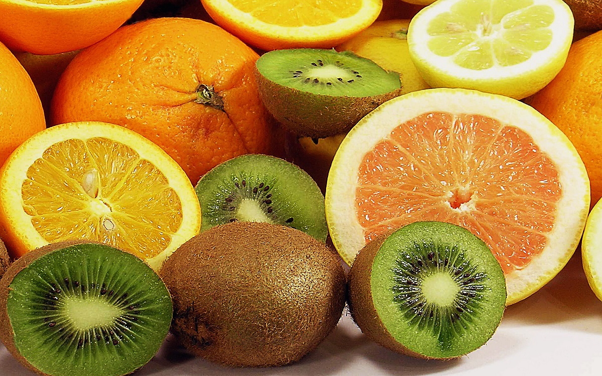 Oranges or kiwifruit (kiwis)