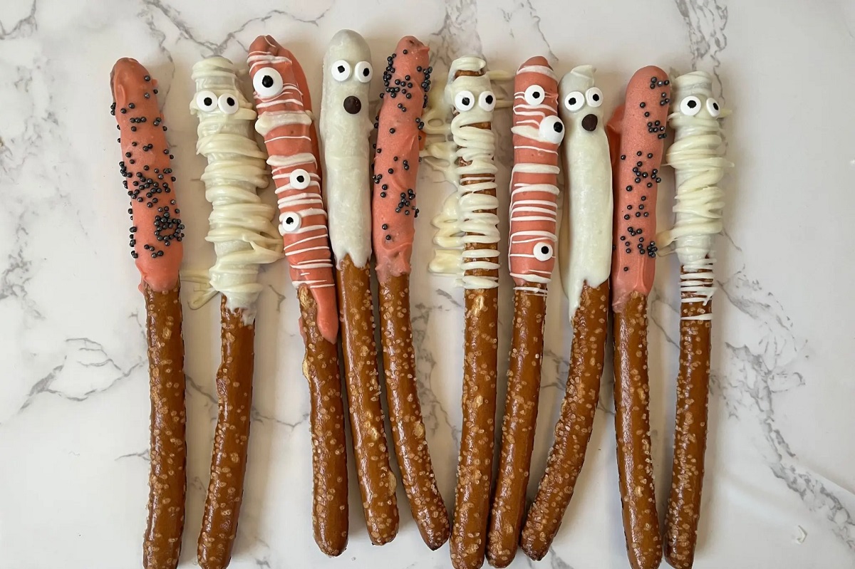 Chocolate Dipped Ghost Pretzels