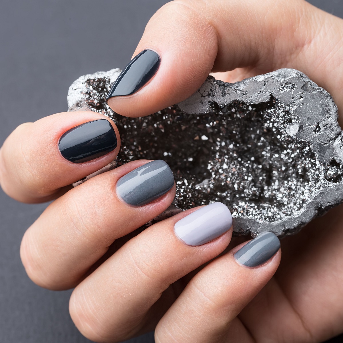 Grey tones nails