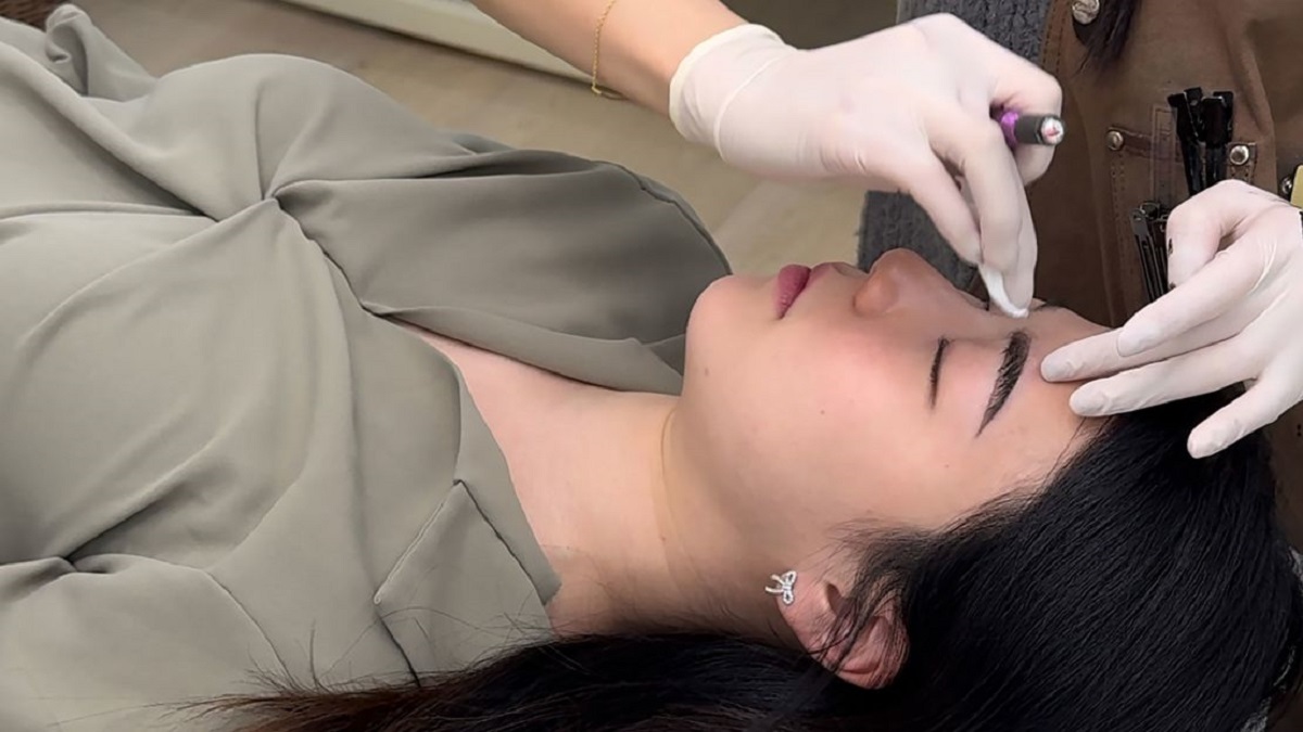 Yirim Lee during pre-operative consultation at the clinic 