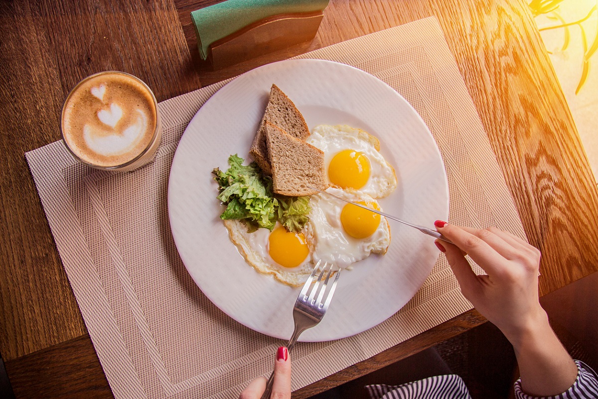 woman eat eggs